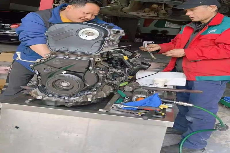 How do the main components of the engine fuel system work ?